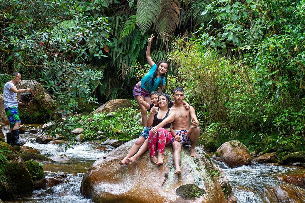 galeria7 Niños bañándose en una quebrada